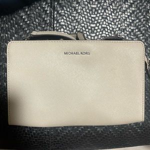 Michael kors bag. Can be used as clutch or crossbody. In great condition.